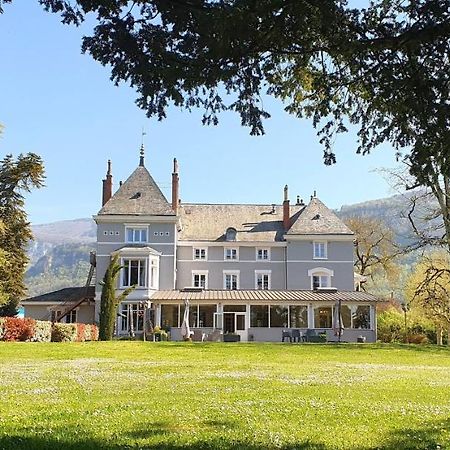 Domaine des Cèdres - Logis Hôtel, Résidence, Gîtes et Insolites Villebois Extérieur photo