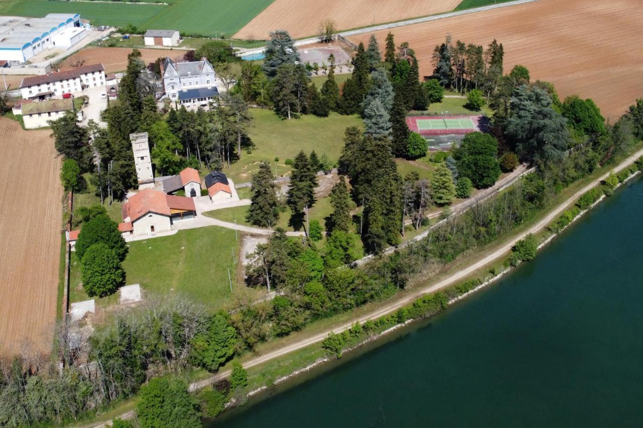Domaine des Cèdres - Logis Hôtel, Résidence, Gîtes et Insolites Villebois Extérieur photo