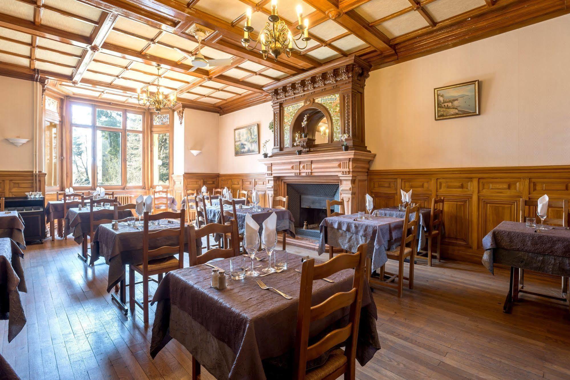 Domaine des Cèdres - Logis Hôtel, Résidence, Gîtes et Insolites Villebois Extérieur photo