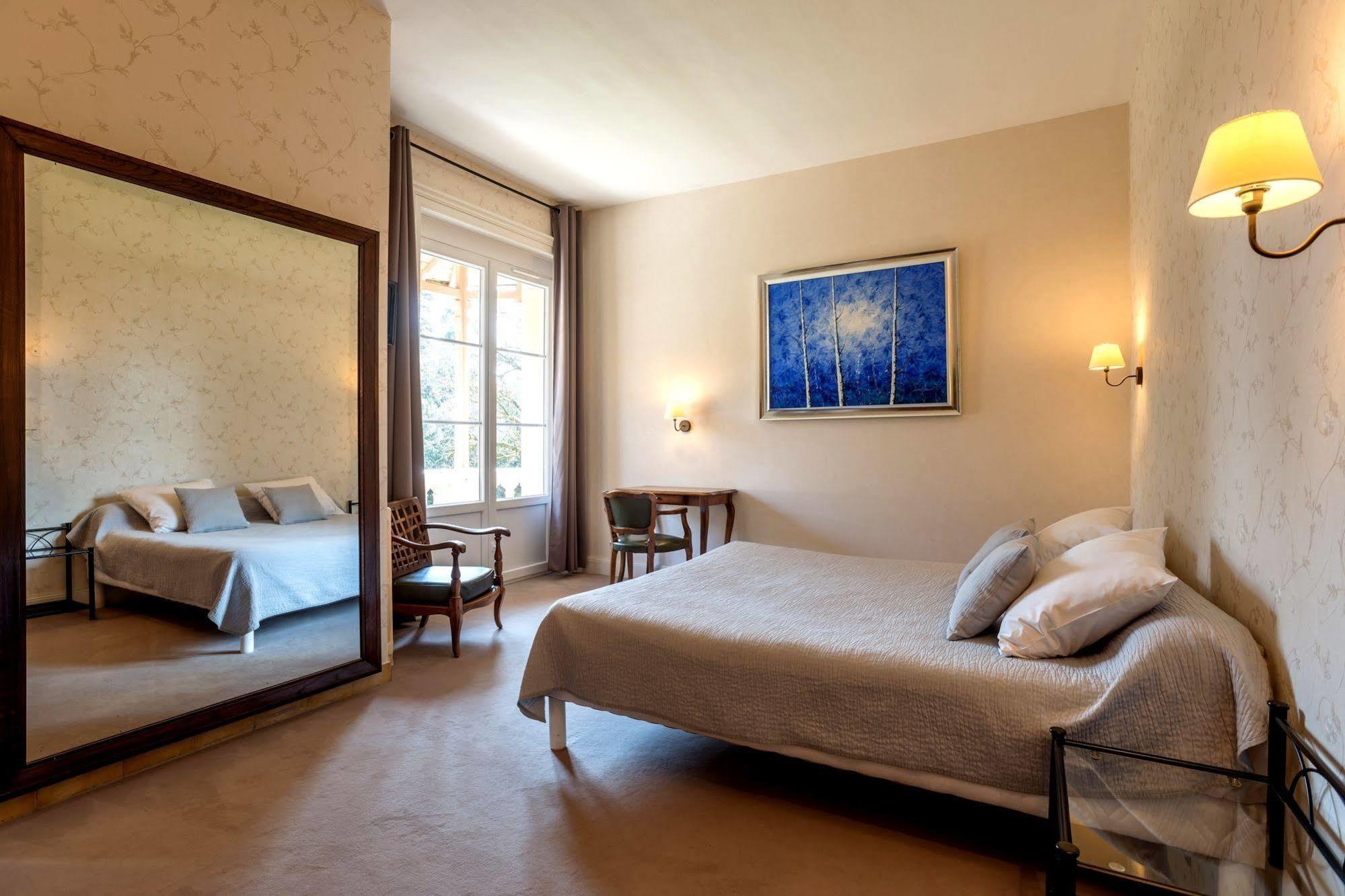 Domaine des Cèdres - Logis Hôtel, Résidence, Gîtes et Insolites Villebois Extérieur photo
