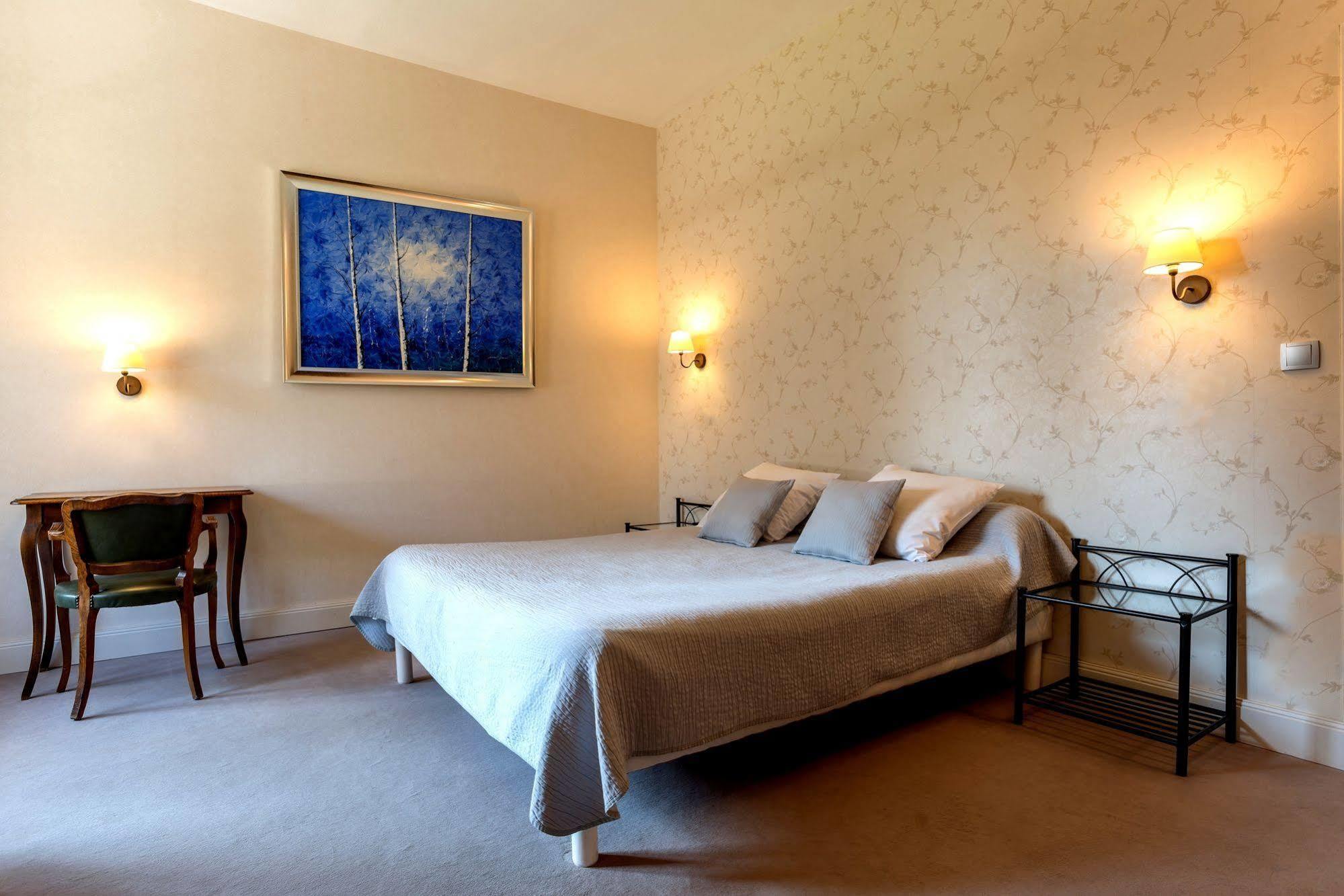 Domaine des Cèdres - Logis Hôtel, Résidence, Gîtes et Insolites Villebois Extérieur photo